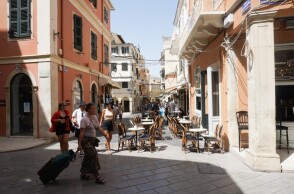 Τουρίστες στο νησί της Κέρκυρας © EUROKINISSI / ΚΟΝΤΑΡΙΝΗΣ ΓΙΩΡΓΟΣ