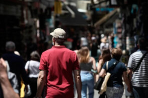 Πολίτες στο κέντρο της Αθήνας - Η μετάλλαξη Δέλτα του κορωνοϊού επικρατεί στη χώρα