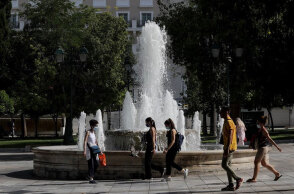 Πολίτες με μάσκα στην πλατεία Συντάγματος (ΦΩΤΟ ΑΡΧΕΙΟΥ) - Εκατοντάδες νέα κρούσματα κορωνοϊού στην Ελλάδα που αφορούν στη μετάλλαξη Δέλτα