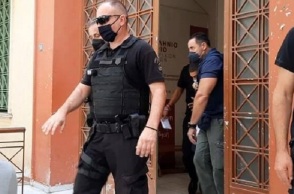 Έγκλημα στις Σέρρες: Ο 22χρονος κατηγορούμενος φεύγει από το κτίριο της εισαγγελίας