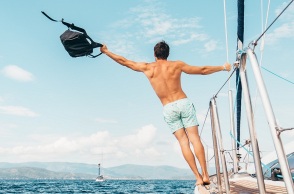 Ένα αγόρι σε ένα σκάφος στη Μύκονο.