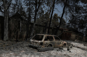 Καμένο αυτοκίνητο στην Εύβοια από τις φωτιές - Δημοσιεύτηκε το ΦΕΚ για τις ασφαλιστικές εισφορές που αφορούν σε πυρόπληκτους