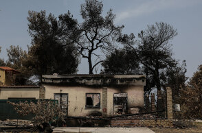 Κατεστραμμένο κτίριο στην Εύβοια μετά τις φωτιές