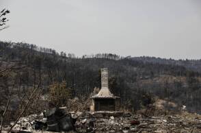 Για ένατη ημέρα καίνε οι πυρκαγιές στα μέτωπα της βόρειας Εύβοιας. Στιγμιότυπο από την Αγία Άννα. 