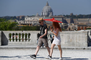 Καύσωνας στην Ιταλία: Τουρίστες στη Βίλα Μποργκέζε, στα περίχωρα της Ρώμης, με ομπρέλα για να προστατευτούν από τον καυτό ήλιο