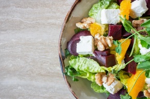 Ένα πιάτο με σαλάτα.