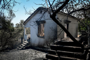 Πυρκαγιά στην Αττική: Κατεστραμμένο κτίριο στο Κρυονέρι από τη μεγάλη φωτιά στη Βαρυμπόμπη - Δημοσιεύτηκε η Πράξη Νομοθετικού Περιεχομένου με τα μέτρα για τους πυρόπληκτους