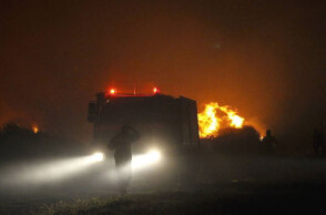 Πυροσβέστες επιχειρούν τη νύχτα σε δασική πυρκαγιά
