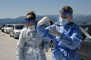 Υγειονομικοί από κινητό κλιμάκιο του ΕΟΔΥ διενεργούν δωρεάν rapid test για κορωνοϊό