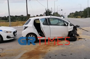 Σέρρες: «Διαλύθηκε» το μπροστινό μέρος στο αυτοκίνητο που ενεπλάκη σε τροχαίο δυστύχημα