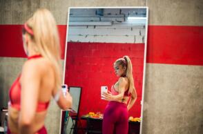 Γυναίκα που γυμνάζεται και βγάζει σέλφι 