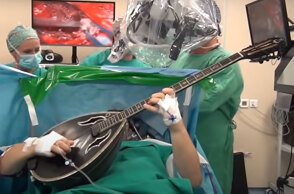 Ο Μήτσος Κύρτσος με το μπουζούκι του στο χειρουργείο, την ώρα της επέμβασης