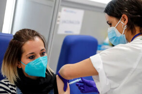 Γυναίκα με μάσκα για τον κορωνοϊό κάνει το εμβόλιο για την Covid-19