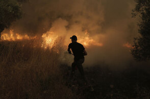 Εθελοντής σε φωτιά στην Εύβοια - Συνεχίζεται η κατάσβεση των πυρκαγιών σε Μεσοχώρια Καρύστου και Αρχαία Κόρινθο