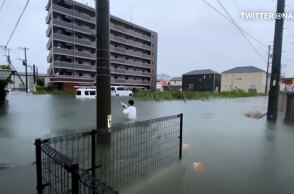 Πλημμύρισαν συνοικίες σε πόλεις στην Ιαπωνία - Μεγάλες πλημμύρες στο δυτικό τμήμα της χώρας