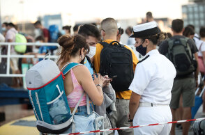 Έλεγχος του Λιμενικού στο λιμάνι του Πειραιά για τα μέτρα που αφορούν τη μετακίνηση στα νησιά λίγο πριν από τον Δεκαπενταύγουστο