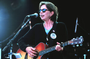 H Nanci Griffith σε συναυλία στην πόλη Σαν Χοσέ στην Καλιφόρνια των ΗΠΑ (Ιούνιος 1998)