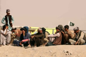 Aνθρωποι εγκλωβισμένοι στα σύνορα Πακιστάν-Αφγανιστάν © EPA / AKHTER GULFAM  