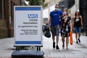 Κορωνοϊός: Πολίτες με μάσκα στη Βρετανία © EPA / ANDY RAIN 