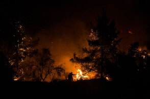 Δασική πυρκαγιά (ΦΩΤΟ ΑΡΧΕΙΟΥ) - Δύσκολη νύχτα σε Βίλια και Κερατέα, καθώς η φωτιά συνεχίζει να καίει