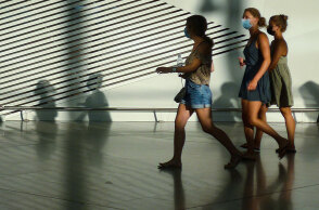 Κοπέλες με μάσκα για τον κορωνοϊό στο αεροδρόμιο «Ελευθέριος Βενιζέλος» (ΦΩΤΟ ΑΡΧΕΙΟΥ) - Ο ΕΟΔΥ ανακοίνωσε σήμερα Δευτέρα 16 Αυγούστου 2021 τα νέα κρούσματα κορωνοϊού στην Ελλάδα