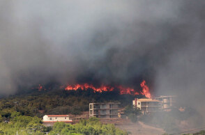 Φωτιά στην Κερατέα: Οι φλόγες κατεβαίνουν απειλητικά την πλαγιά, πλησιάζοντας σπίτια