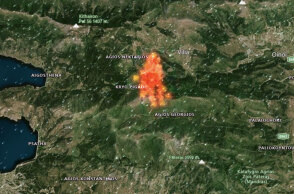 Η φωτιά στα Βίλια, όπως φαίνεται από δορυφόρο μέσω της εφαρμογής Zoom Earth