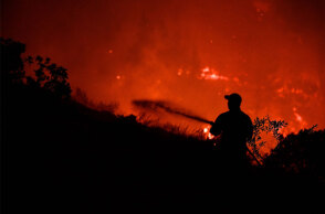 Πυροσβέστης σε δασική πυρκαγιά - Ολονύχτια η επιχείρηση στα Βίλια για να τεθεί υπό έλεγχο η φωτιά