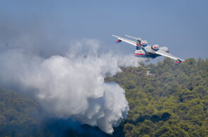 Το ρωσικό Beriev-200 επιχειρεί στη φωτιά στα Βίλια