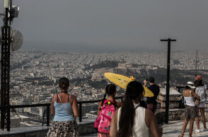 Τουρίστες στην Ακρόπολη (ΦΩΤΟ ΑΡΧΕΙΟΥ) - Ο ΕΟΔΥ ανακοίνωσε την κατανομή για τα κρούσματα σήμερα Τρίτη 17 Αυγούστου 2021 που αφορούν στον κορωνοϊό