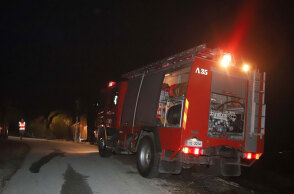 Πυροσβεστικό όχημα σε δασική πυρκαγιά - Σε επιφυλακή οι πυροσβέστες στην Κερατέα για ενδεχόμενες αναζωπυρώσεις τη νύχτα