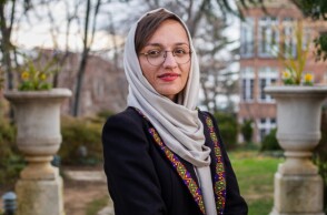 Η κυρία Gh afari, 27 ετών, έγινε το 2018 η πρώτη γυναίκα δήμαρχος στο Αφγανιστάν © Wikimedia