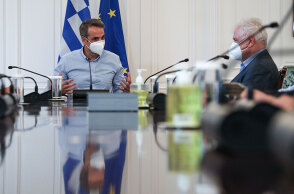 Ο πρωθυπουργός Κυριάκος Μητσοτάκης προεδρεύει σε σύσκεψη για την ανασυγκρότηση στην Εύβοια μετά τις πυρκαγιές, στην οποία συμμετείχε ο επικεφαλής της αρμόδιας ειδικής επιτροπής, Σταύρος Μπένος