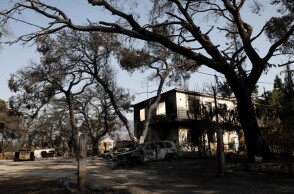 Καμμένο σπίτι μετά την καταστροφική πυρκαγιά στην Εύβοια © EUROKINISSI