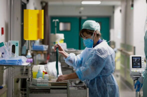 Νοσοκόμα με μάσκα και προστατευτική στολή για κορωνοϊό σε νοσοκομείο στις Βρυξέλλες