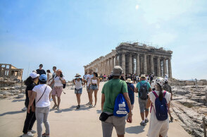Τουρίστες στην Ακρόπολη (ΦΩΤΟ ΑΡΧΕΙΟΥ) - Ο ΕΟΔΥ ανακοίνωσε τα κρούσματα σήμερα Τετάρτη 18 Αυγούστου 2021