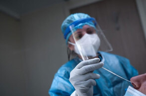 Υγειονομικός διενεργεί δωρεάν rapid test για κορωνοϊό (ΦΩΤΟ ΑΡΧΕΙΟΥ) - Σε 136 σημεία σε όλη την Ελλάδα την Πέμπτη 19 Αυγούστου κινητά κλιμάκια του ΕΟΔΥ