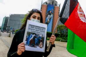 Νεαρή γυναίκα διαμαρτύρεται για τα δικαιώματα των γυναικών στο Αφγανιστάν 