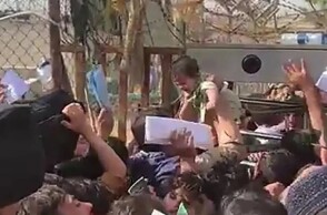 Mάνες πετούν τα μωρά τους πάνω από τα συρματοπλέγματα στο αεροδρόμιο της Καμπούλ για να τα σώσουν © YouTube