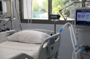 Κλίνη σε νοσοκομείο (ΦΩΤΟ ΑΡΧΕΙΟΥ) - Πέθανε στην Κρήτη το παιδί που παρασύρθηκε από τα κύματα και νοσηλευόταν στη ΜΕΘ του ΠΑΓΝΗ