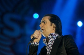 Ο τραγουδοποιός και τραγουδιστής, Νικ Κέιβ