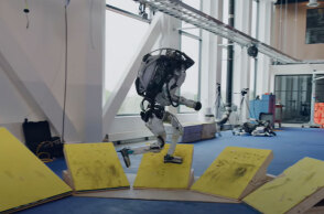 Το ανθρωποειδές ρομπότ Atlas της Boston Dynamics εκτελεί με ακρίβεια ασκήσεις παρκούρ