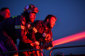 Πυροσβέστες στα Βίλια Αττικής προσπαθούν να σβήσουν την φωτιά