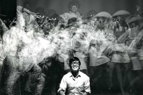 Ο φωτογράφος μόδας Hiro σε αυτοπορτραίτο με συνεργάτες του από το περιοδικό Harper's Bazaar, 1967