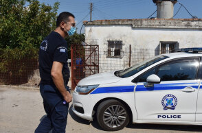 Αστυνομικός δίπλα σε περιπολικό (ΦΩΤΟ ΑΡΧΕΙΟΥ) - Προφυλακιστέα η 75χρονη στην Κατερίνη, που κατηγορείται ότι έπνιξε την αδελφή της