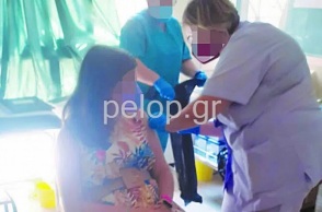 Στιγμιότυπο από τον εμβολιασμό 16χρονης στην Πάτρα - Καταγγελία κατά αντιεμβολιάστριας γιατρού