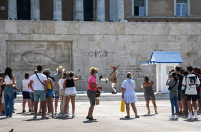 Τουρίστες στο Σύνταγμα (ΦΩΤΟ ΑΡΧΕΙΟΥ) - Τα κρούσματα σήμερα και την κατανομή τους ανακοίνωσε ο ΕΟΔΥ την Παρασκευή 20 Αυγούστου 2021