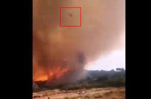 Κορμός δέντρου έχει «εκτοξευτεί» από στρόβιλο φωτιάς στα Βίλια