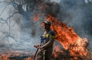 Πυροσβέστης σε δασική φωτιά (ΦΩΤΟ ΑΡΧΕΙΟΥ) - Στο «πορτοκαλί» Αττική και Εύβοια σήμερα Σάββατο 21 Αυγούστου 2021, σύμφωνα με τον Χάρτη Πρόβλεψης Κινδύνου Πυρκαγιάς της Γενικής Γραμματείας Πολιτικής Προστασίας