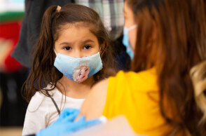 Παιδί παρακολουθεί τον εμβολιασμό της μητέρας του για κορωνοϊό (ΦΩΤΟ ΑΡΧΕΙΟΥ)